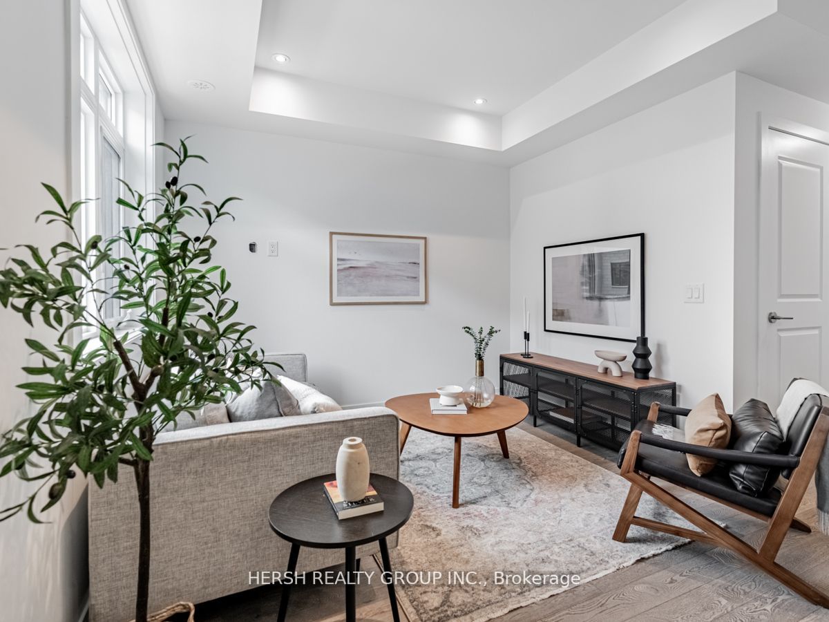 1095 Douglas Mccurdy Comm, #256