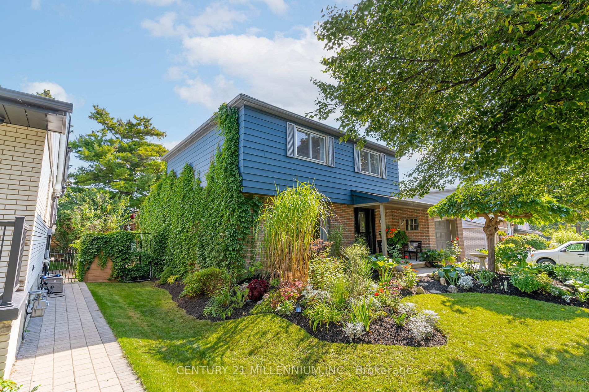 52 Greystone Cres