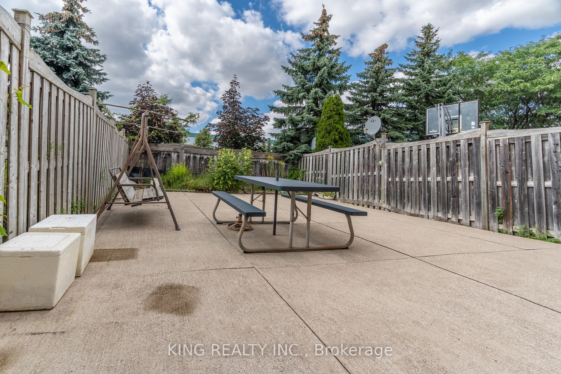 926 Ledbury Cres