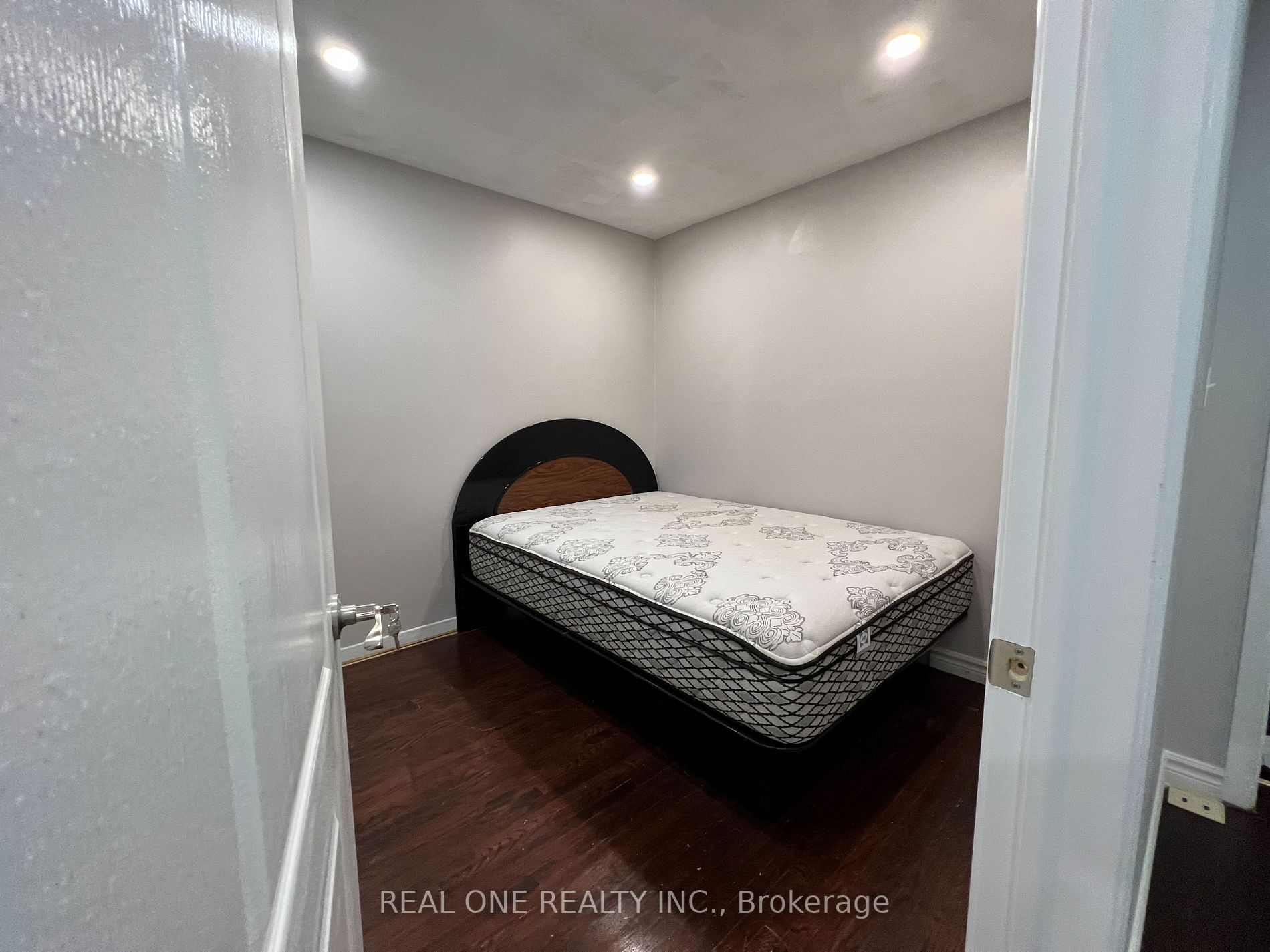 469 Appledore Cres, #Ground