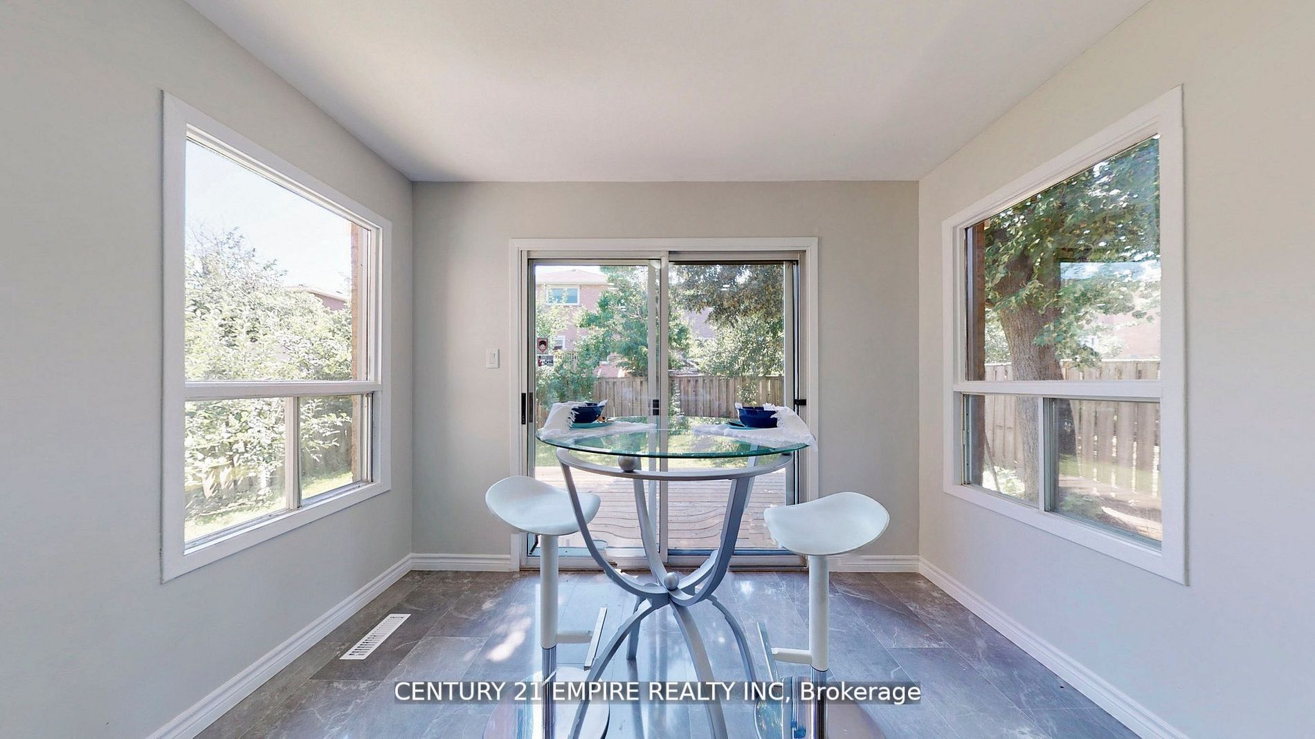 20 Sunforest Dr