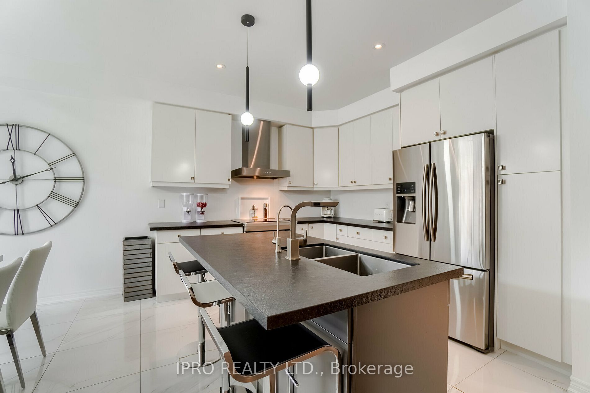 25 Jolana Cres