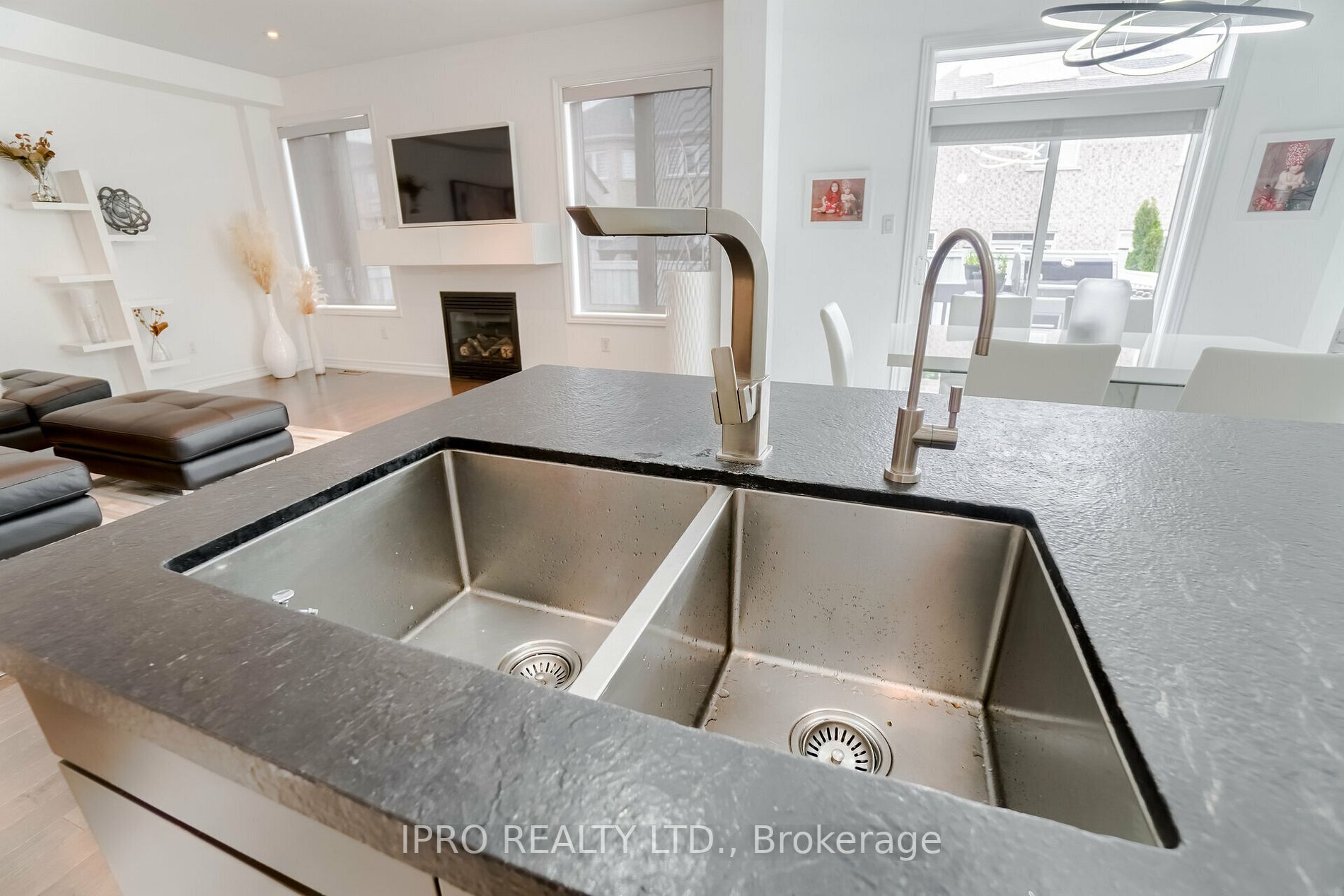 25 Jolana Cres