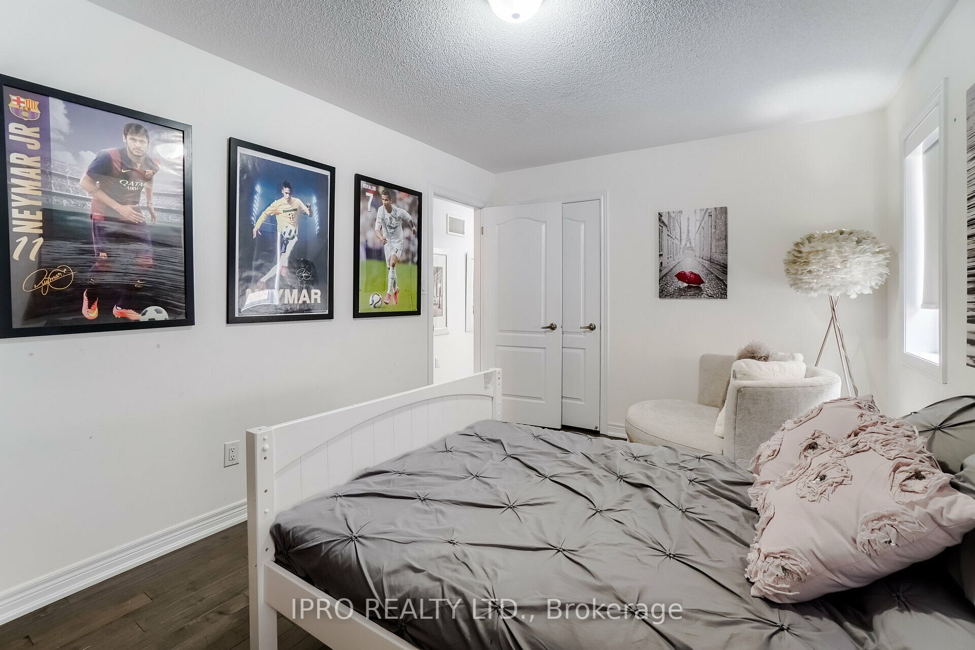 25 Jolana Cres