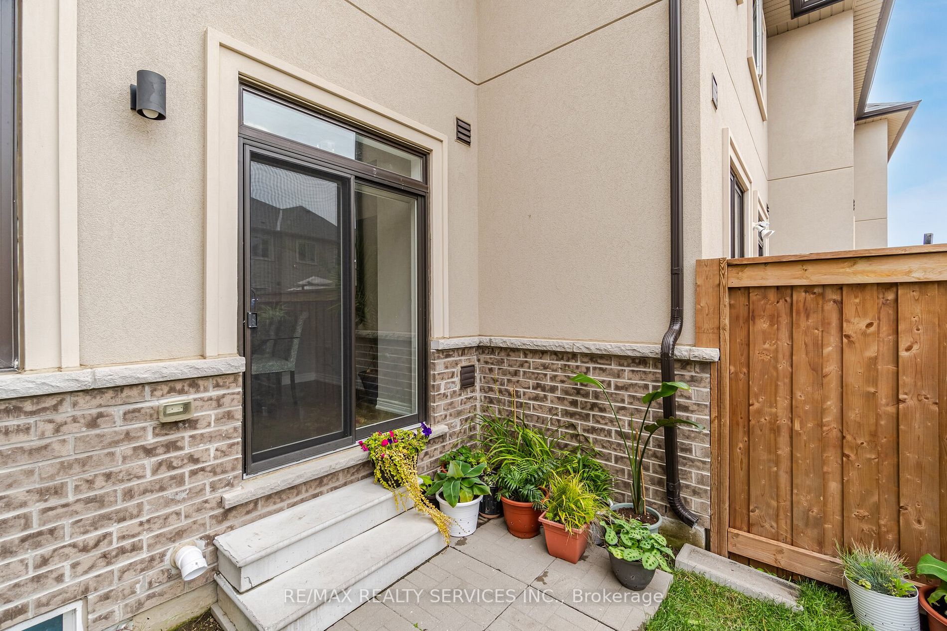 74 Doris Pawley Crescent W