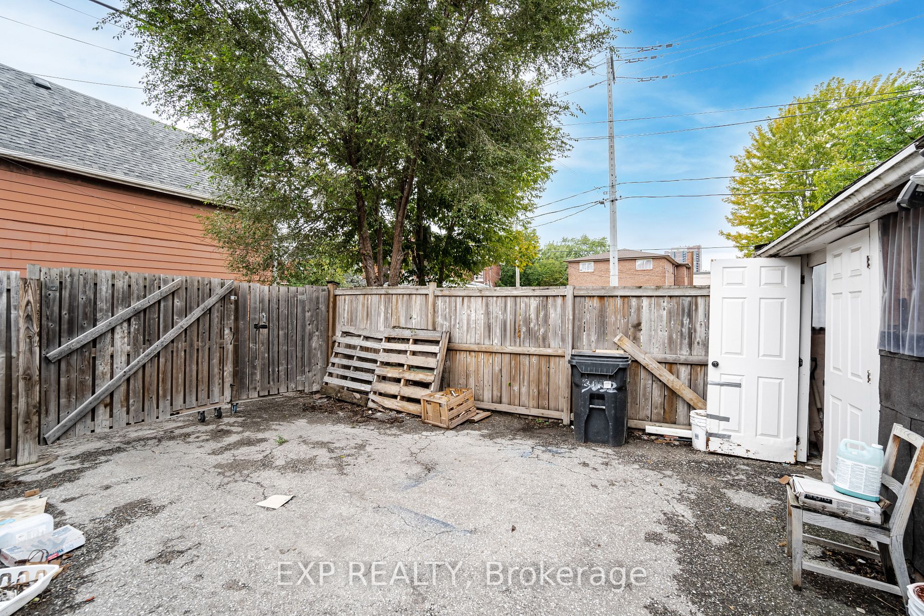 3052 Dundas St W