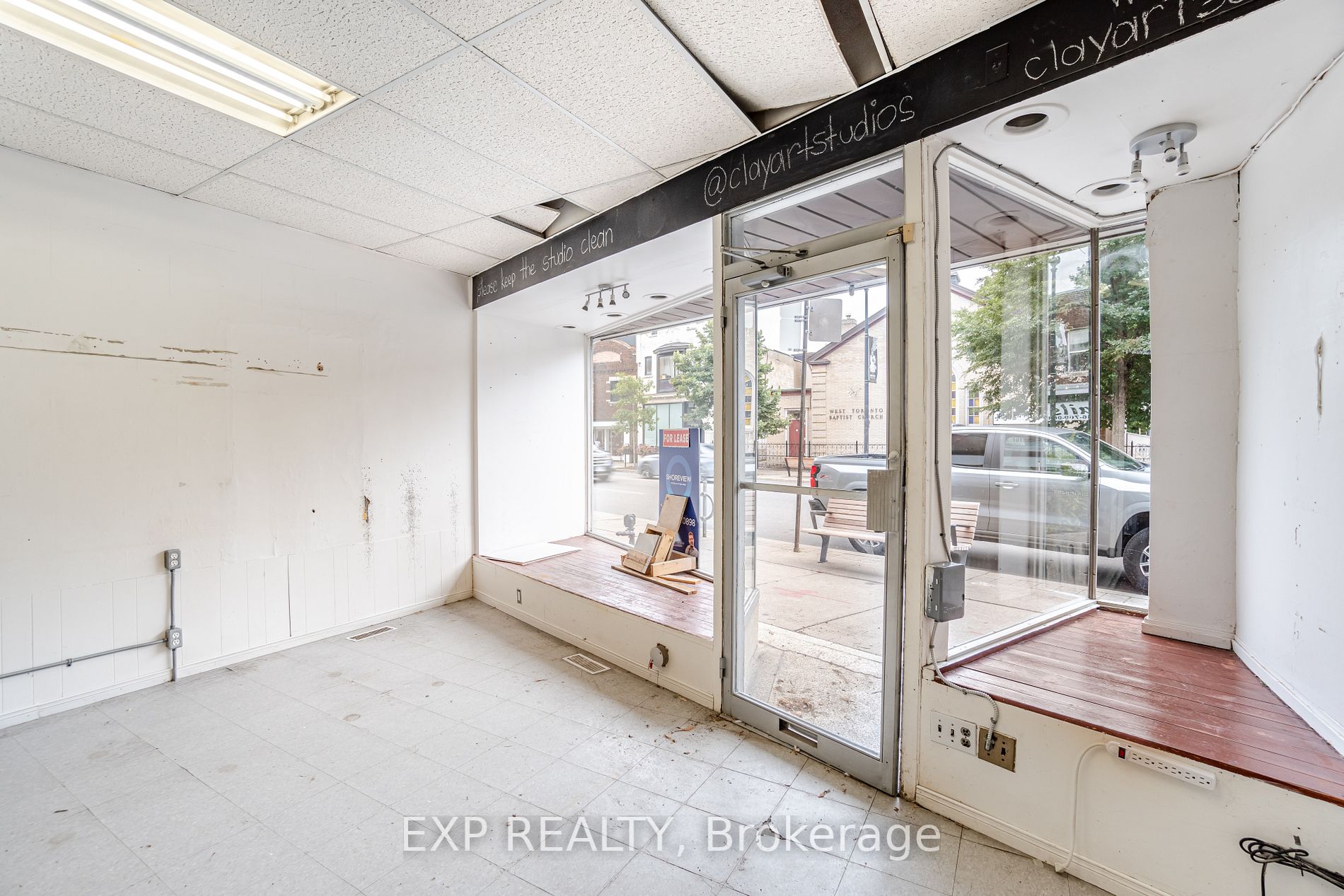3052 Dundas St W