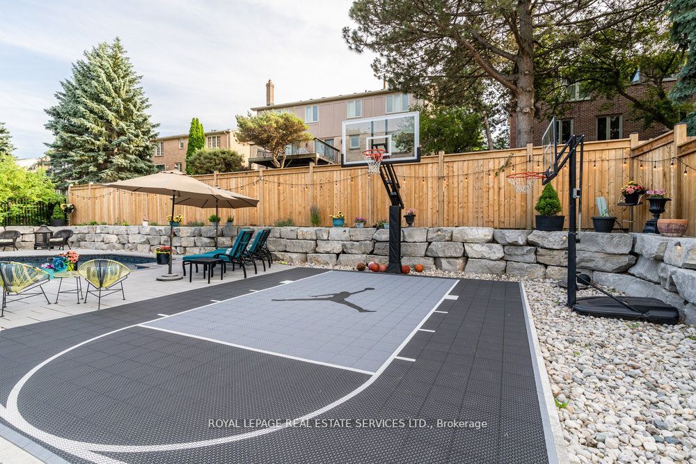 2498 Robin Dr