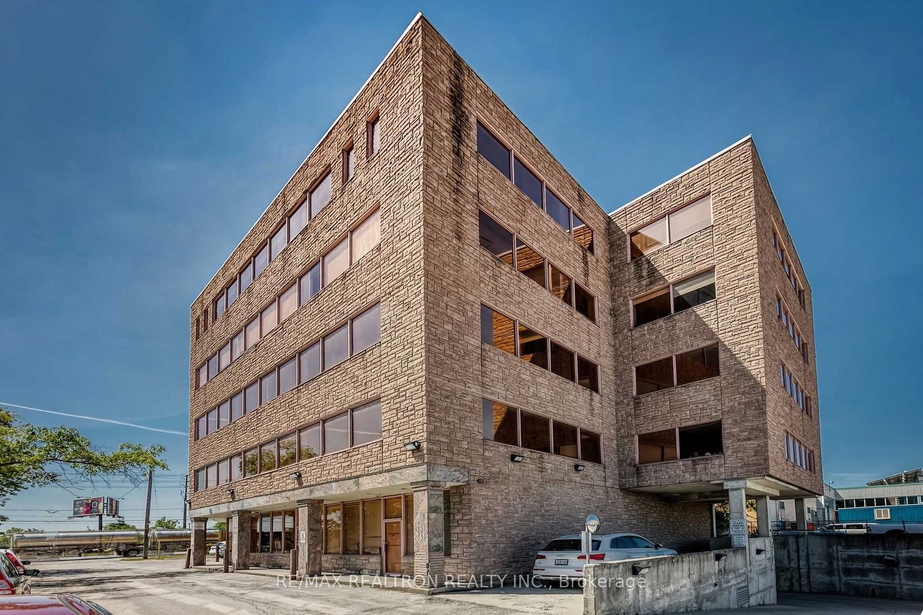 1018 Finch Ave W
