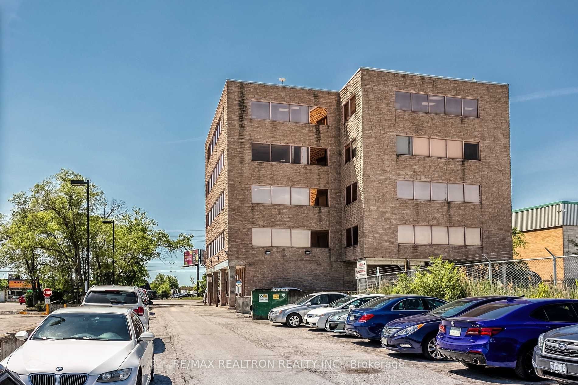 1018 Finch Ave W