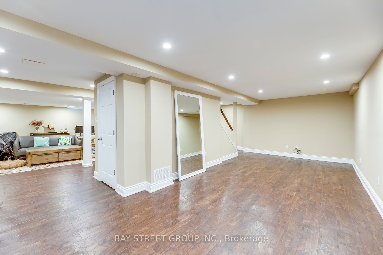 1469 Reeves Gate