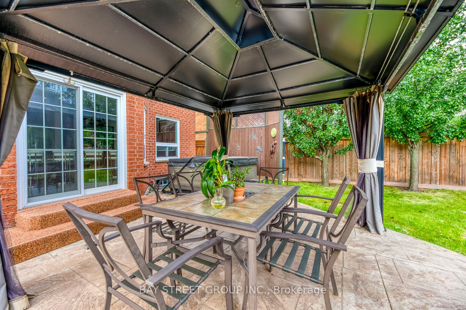 1469 Reeves Gate