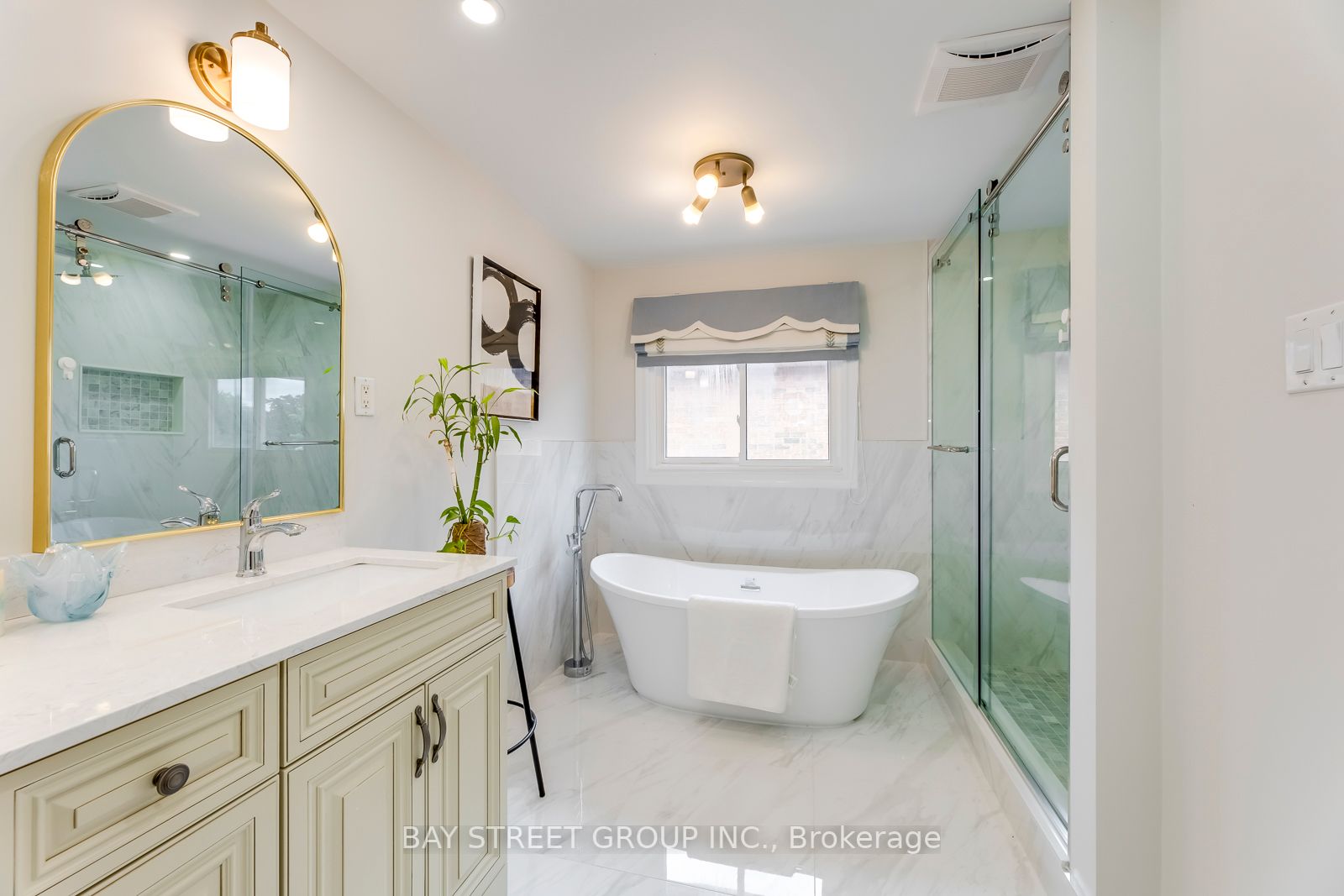 1469 Reeves Gate