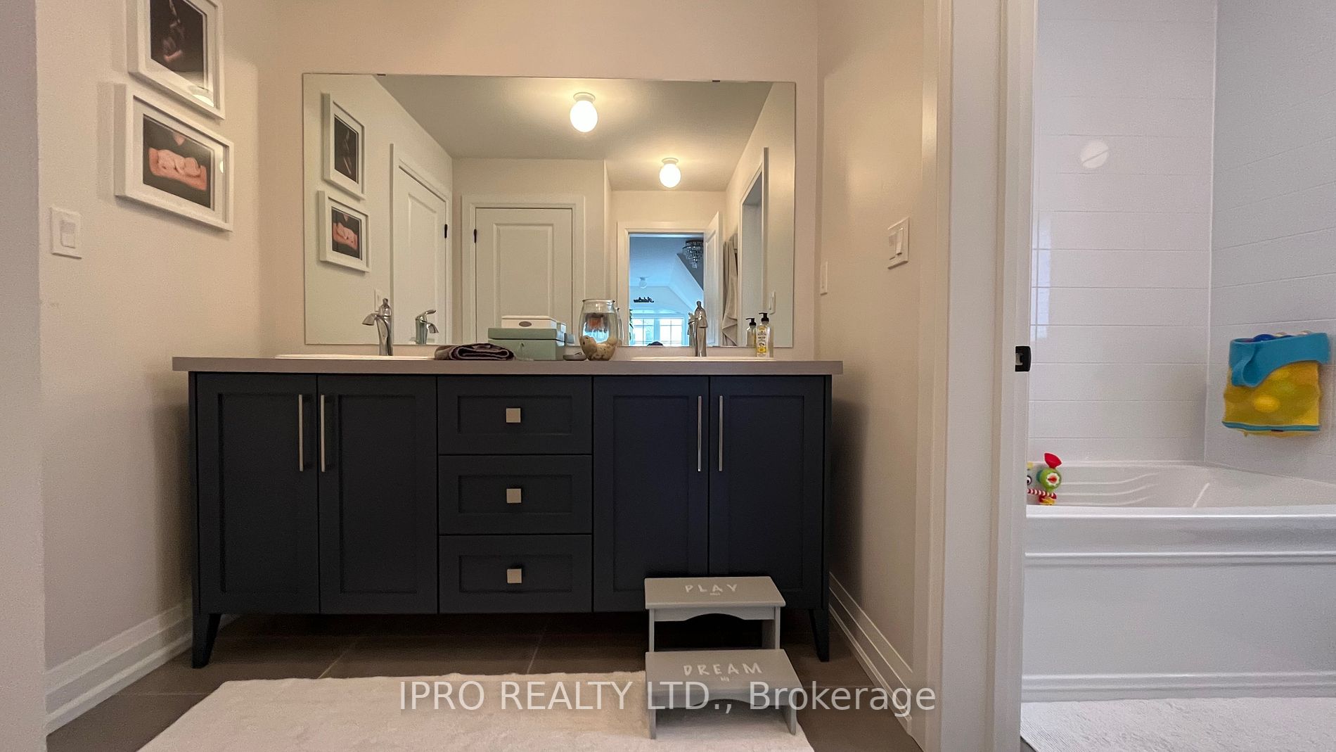 33 Foxtail Crt