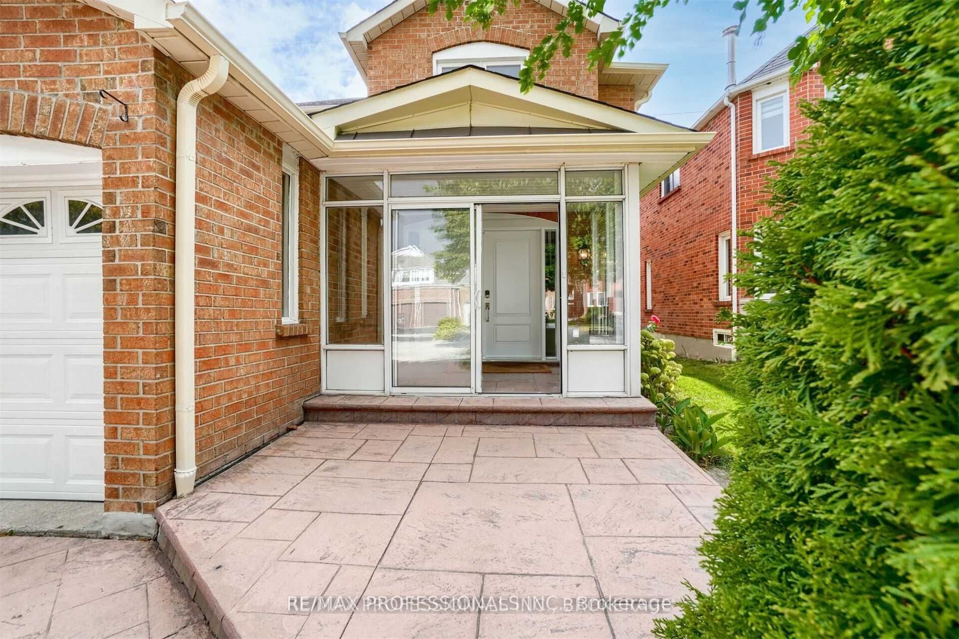 292 Laurentian Ave