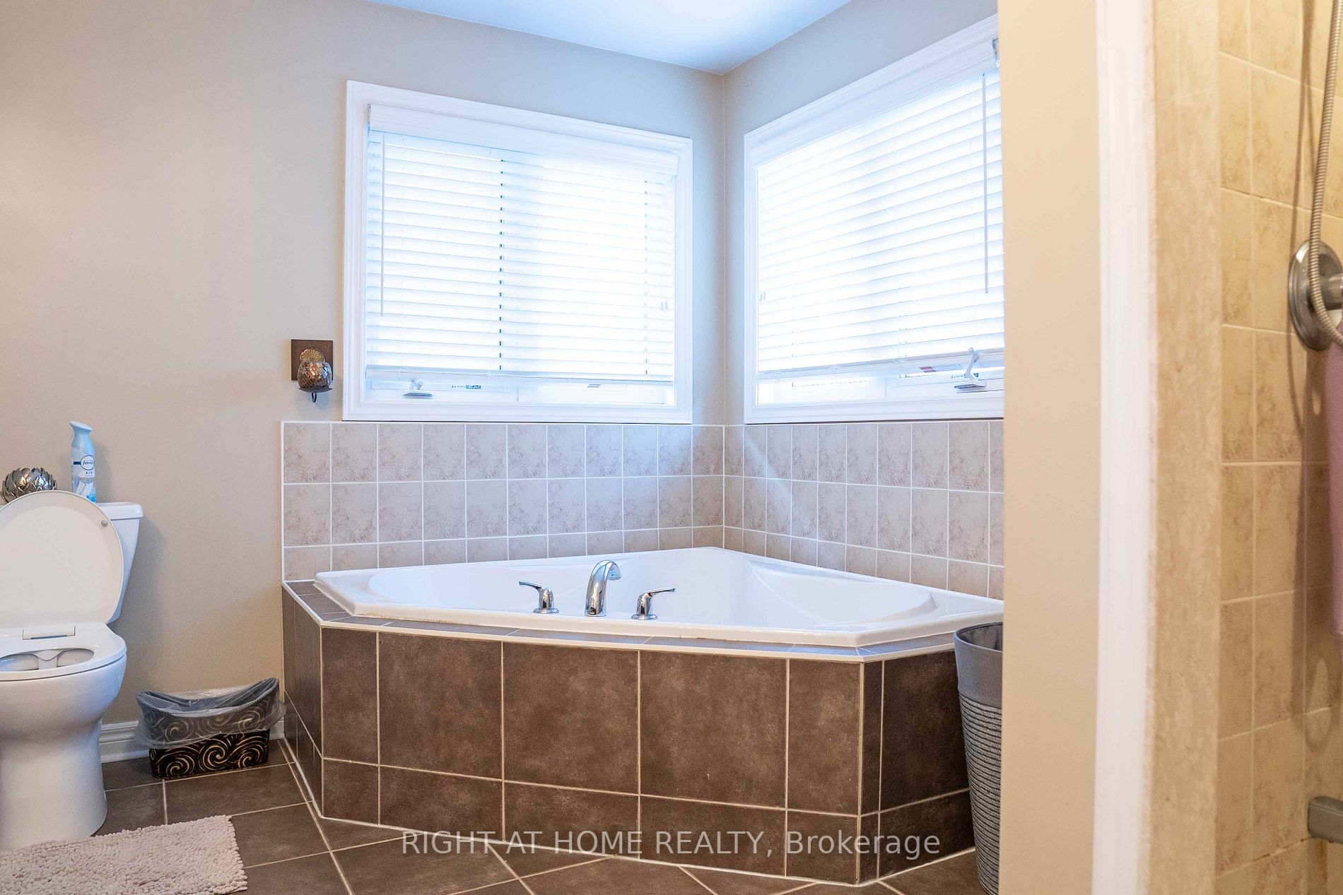 9 Laurentide Cres
