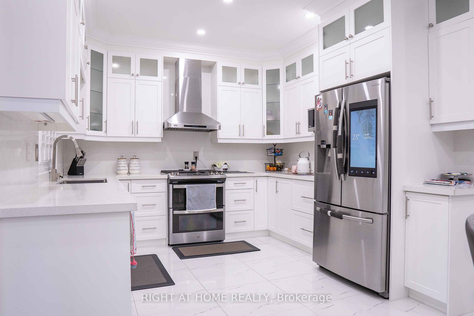 9 Laurentide Cres