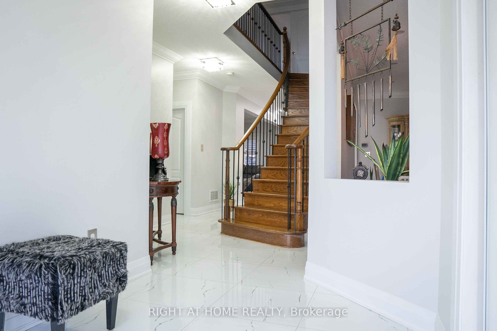 9 Laurentide Cres
