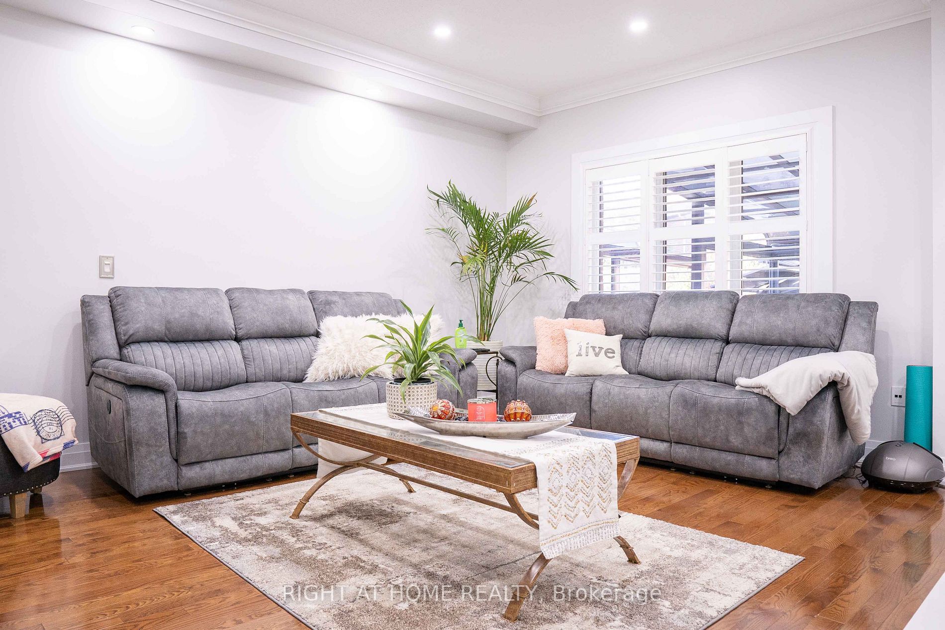 9 Laurentide Cres