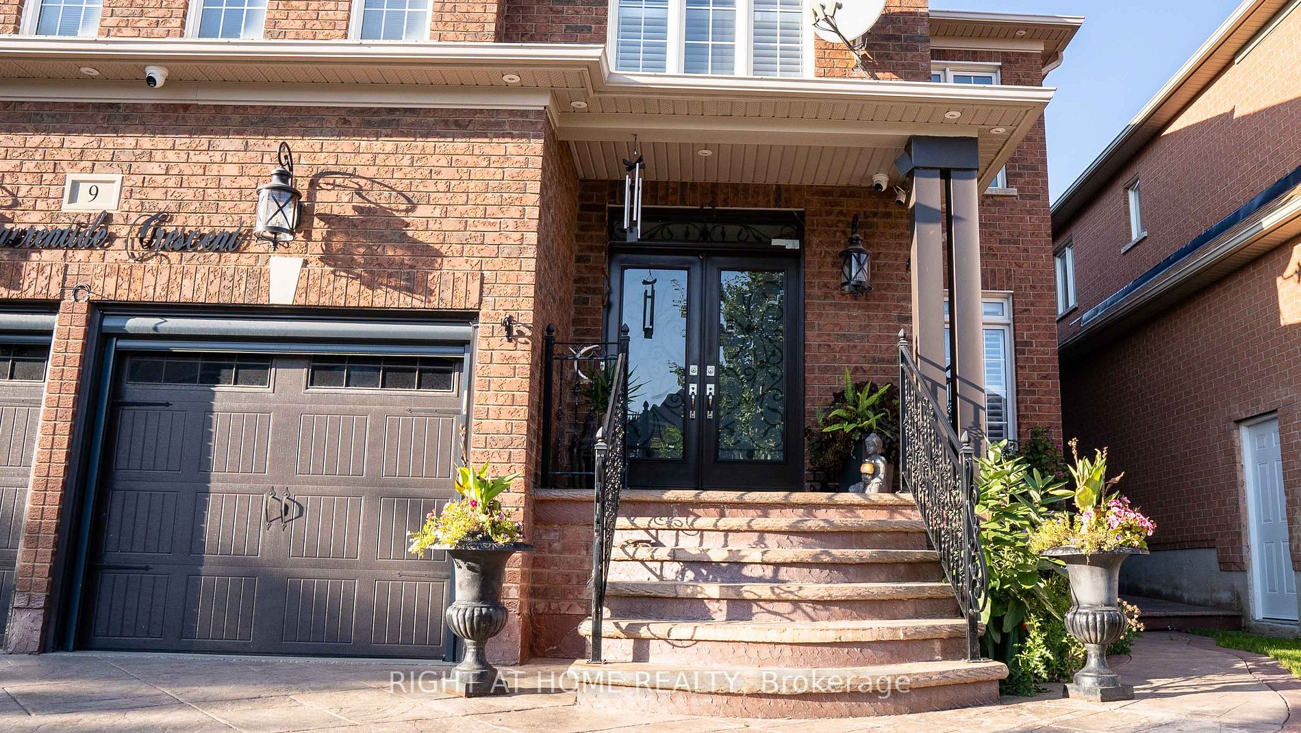 9 Laurentide Cres