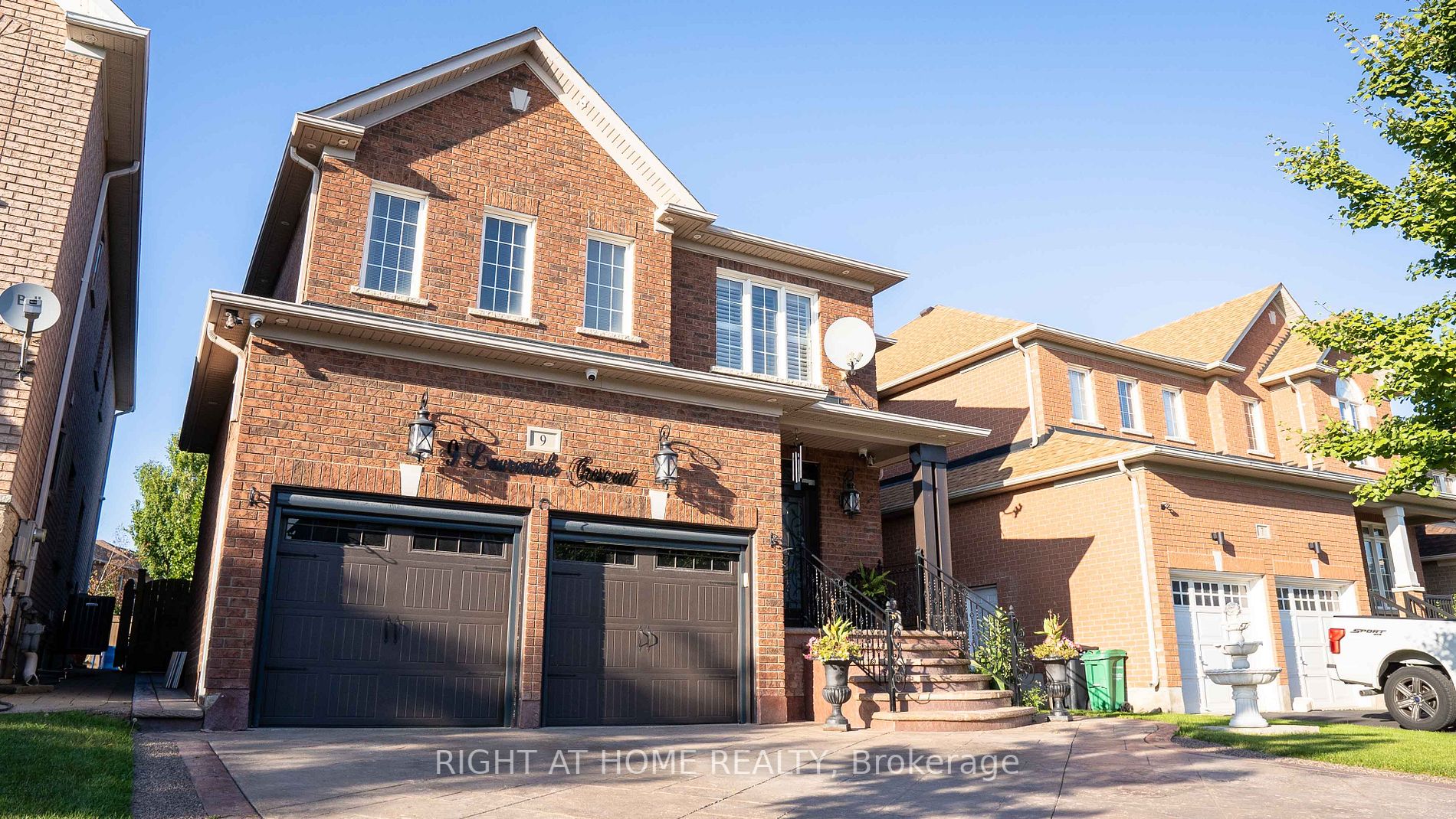 9 Laurentide Cres