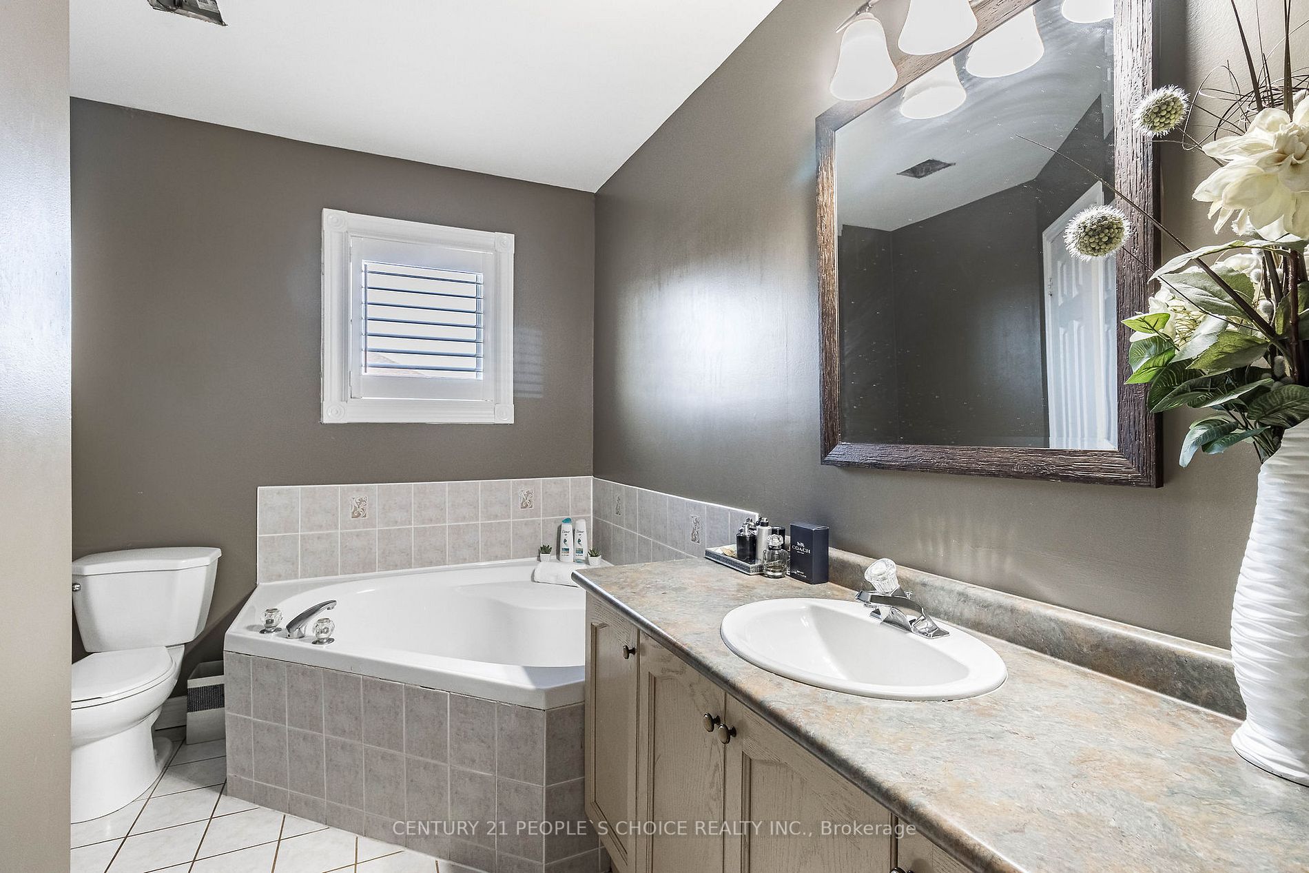 48 Castelli Crt