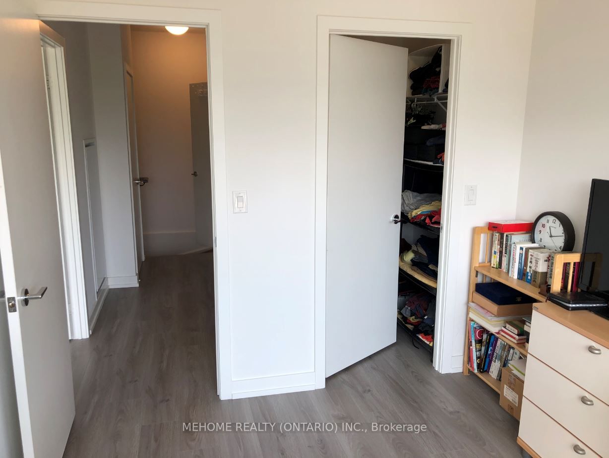 10 De Boers Dr, #Th04