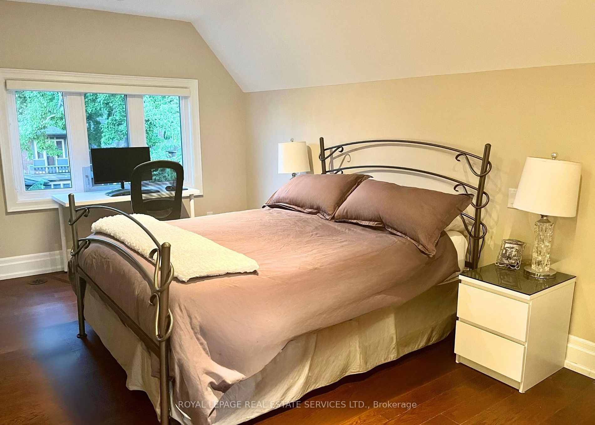 54 Indian Road Cres