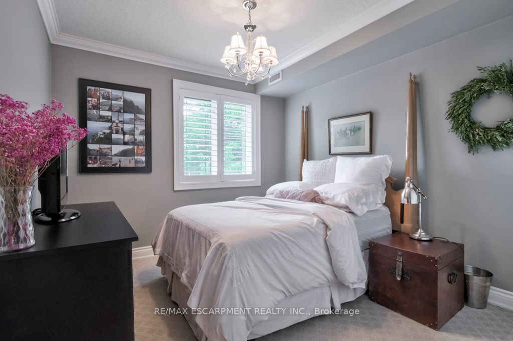 390 Upper Middle Rd E, #306