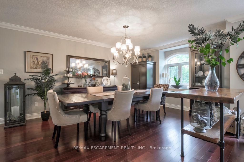 390 Upper Middle Rd E, #306