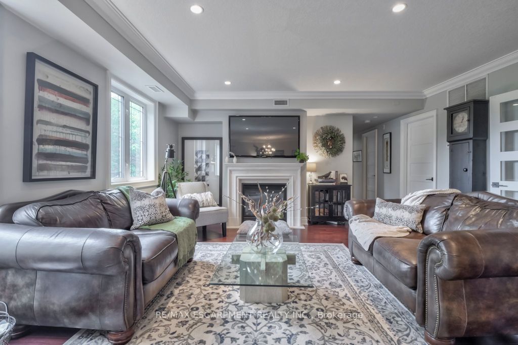 390 Upper Middle Rd E, #306