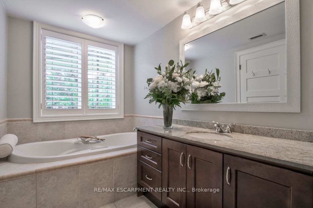 390 Upper Middle Rd E, #306