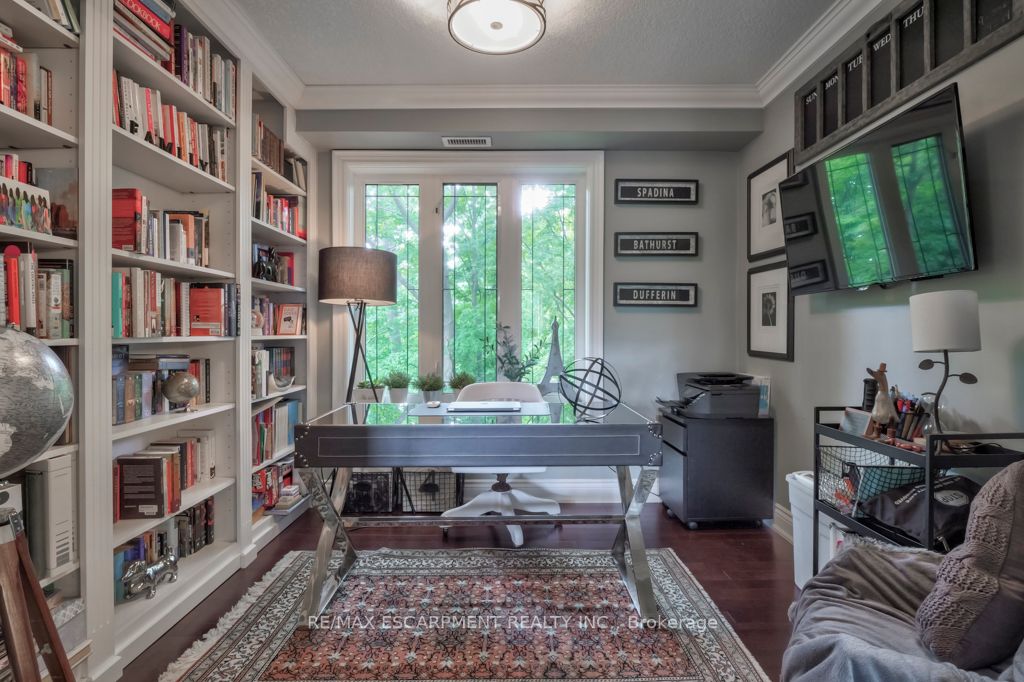 390 Upper Middle Rd E, #306