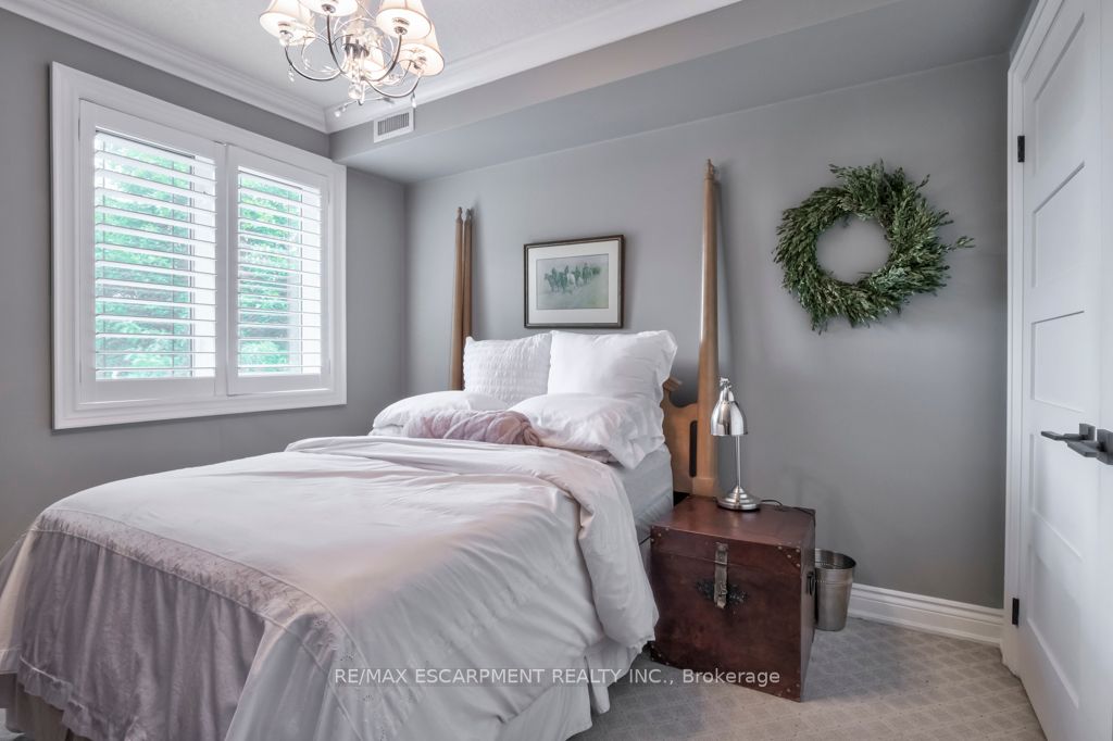 390 Upper Middle Rd E, #306