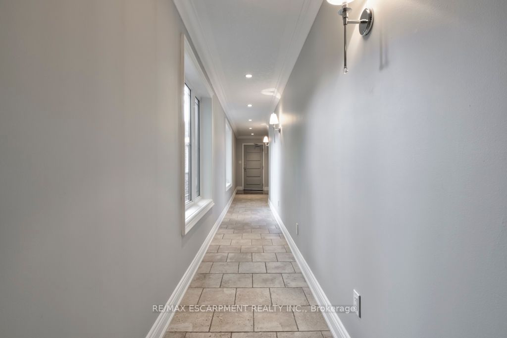 390 Upper Middle Rd E, #306