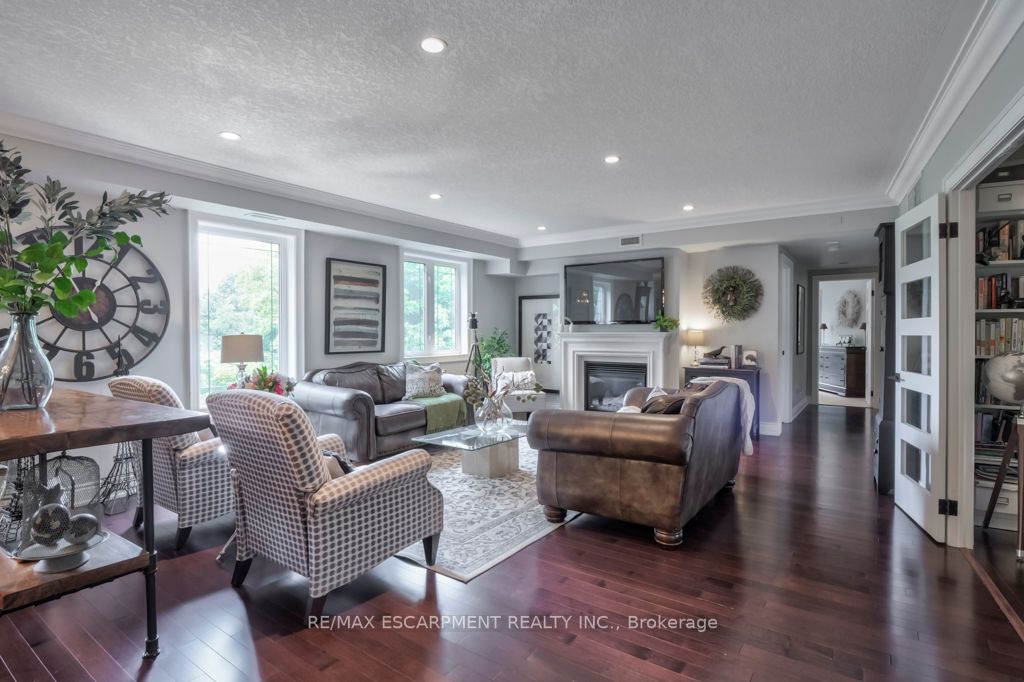 390 Upper Middle Rd E, #306