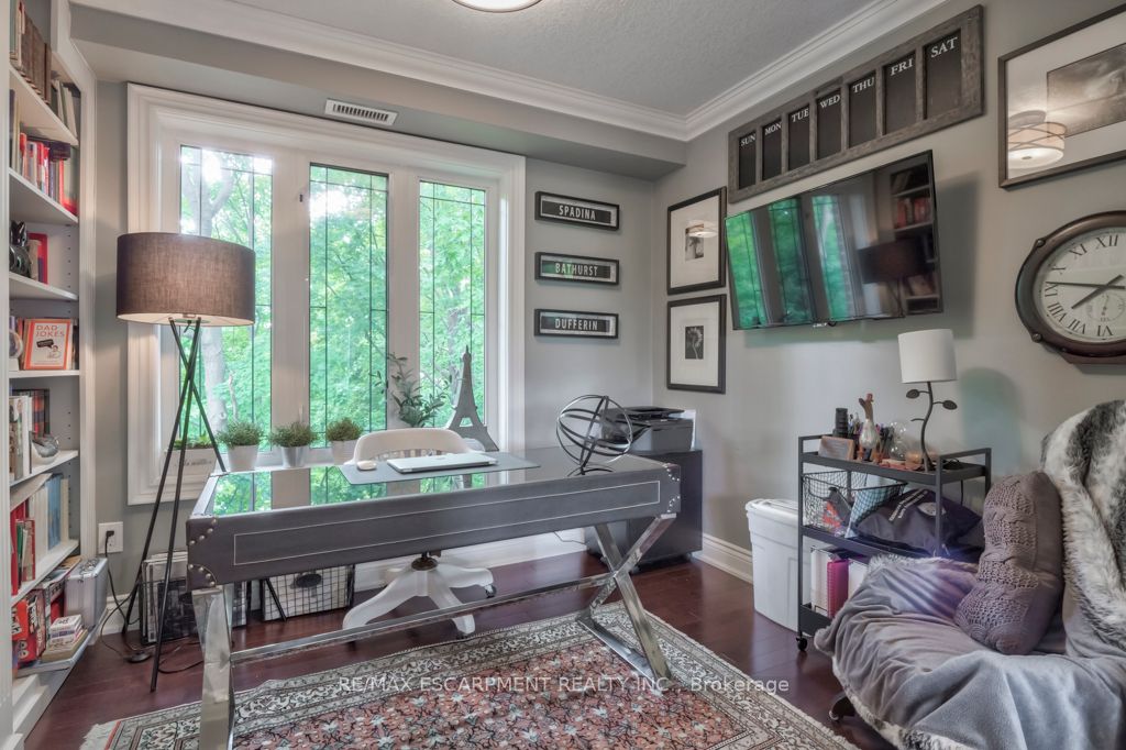 390 Upper Middle Rd E, #306