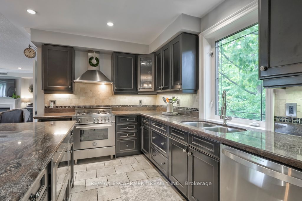 390 Upper Middle Rd E, #306
