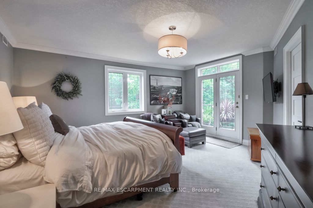 390 Upper Middle Rd E, #306