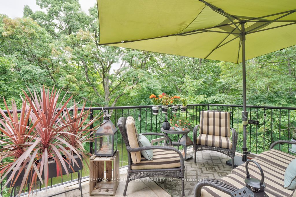 390 Upper Middle Rd E, #306