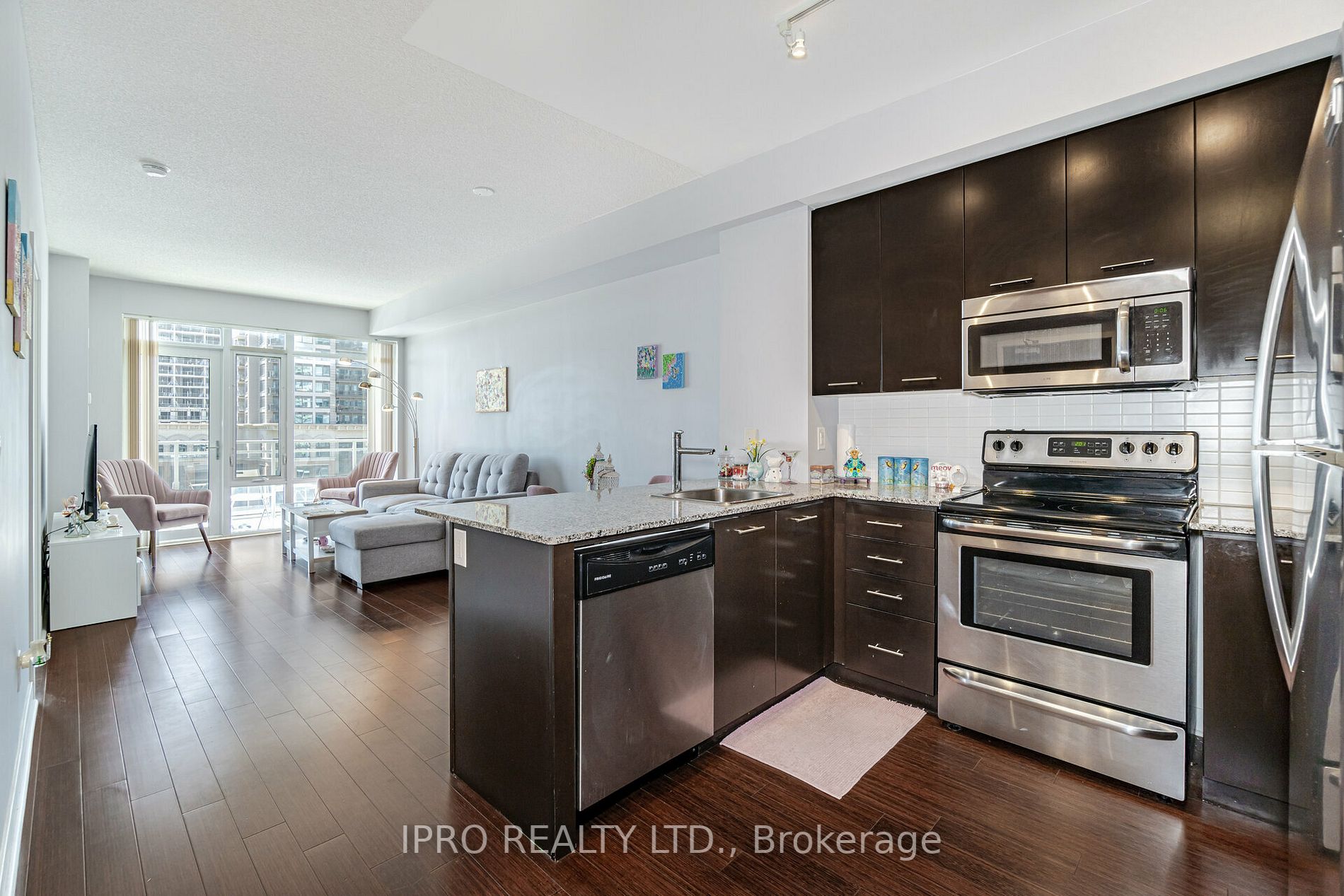 365 Prince Of Wales Drive, #906