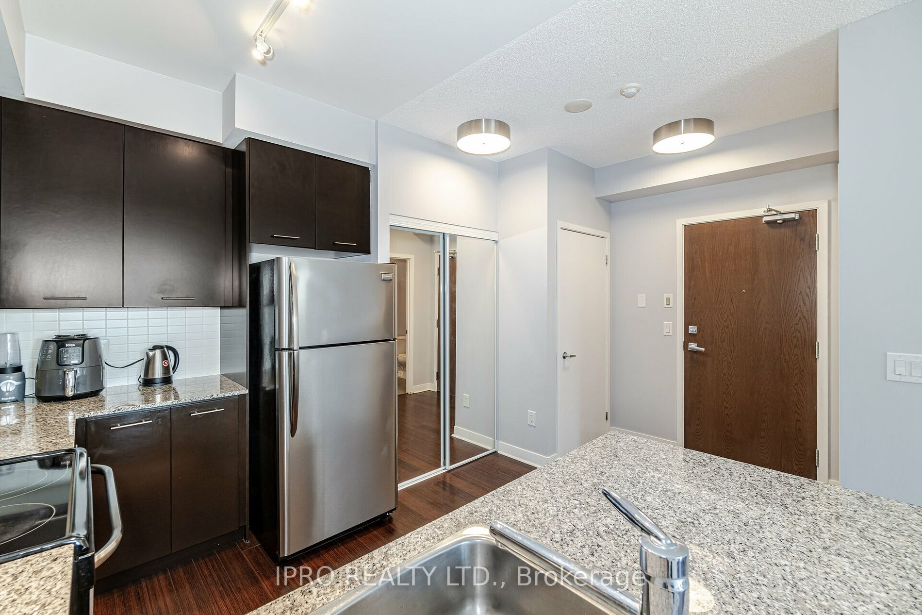 365 Prince Of Wales Drive, #906