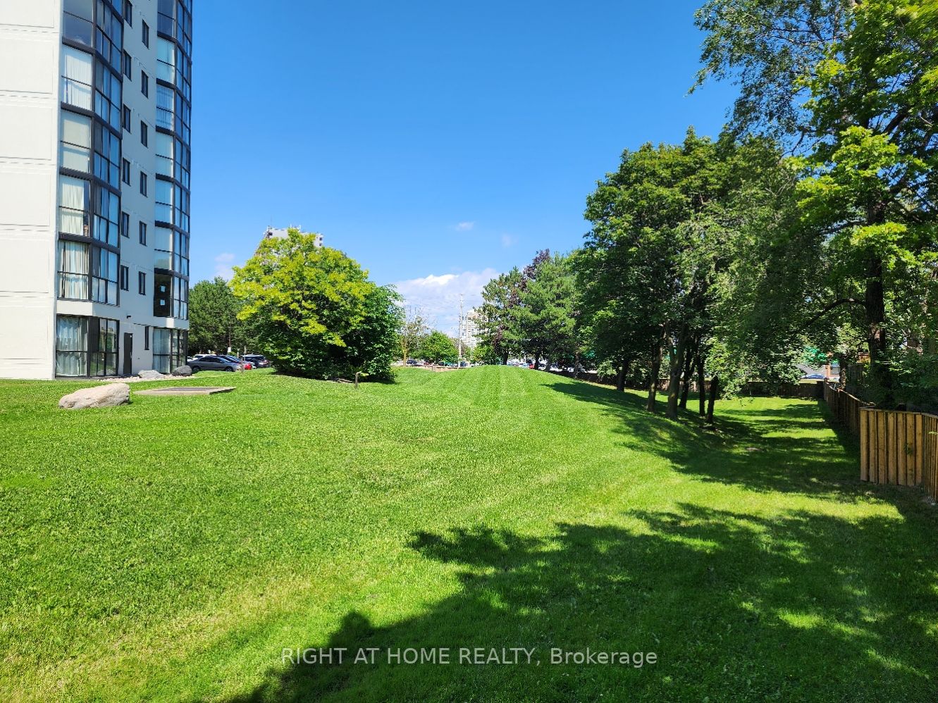 1360 Rathburn Rd E, #1104