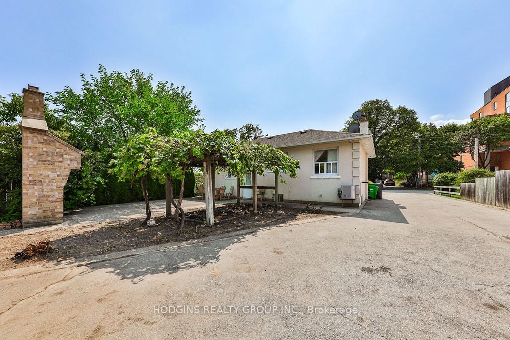 2575 Rugby Rd
