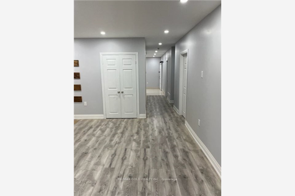 18 College St, Toronto