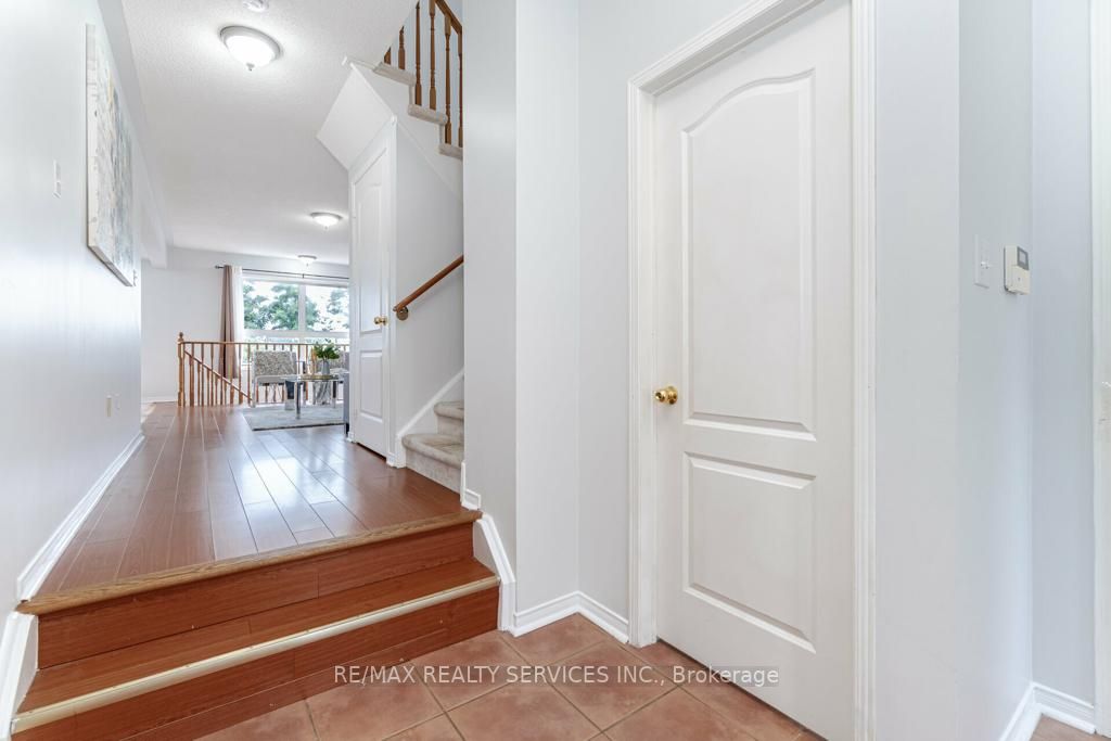 42 Rivermere Crt