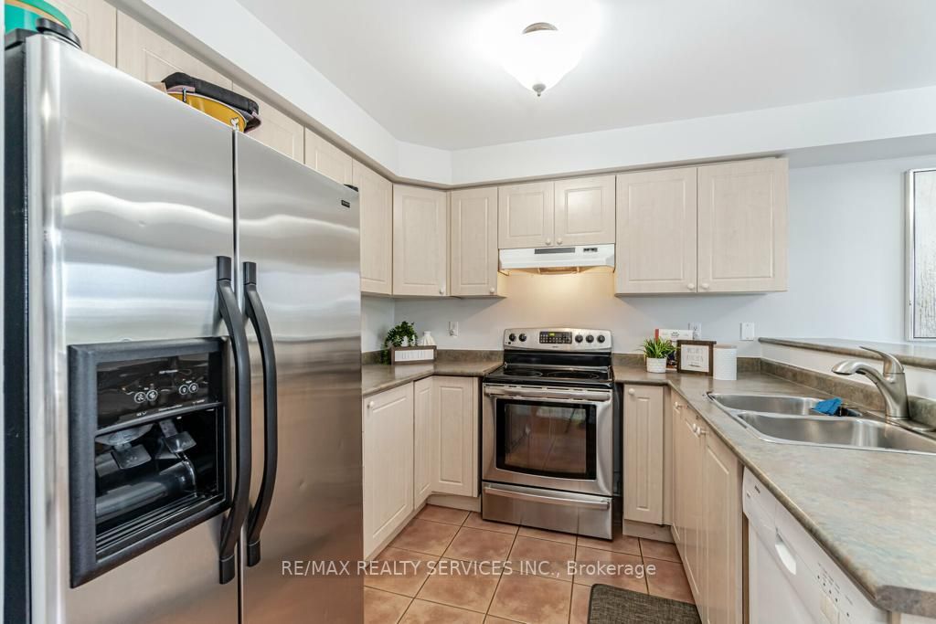 42 Rivermere Crt