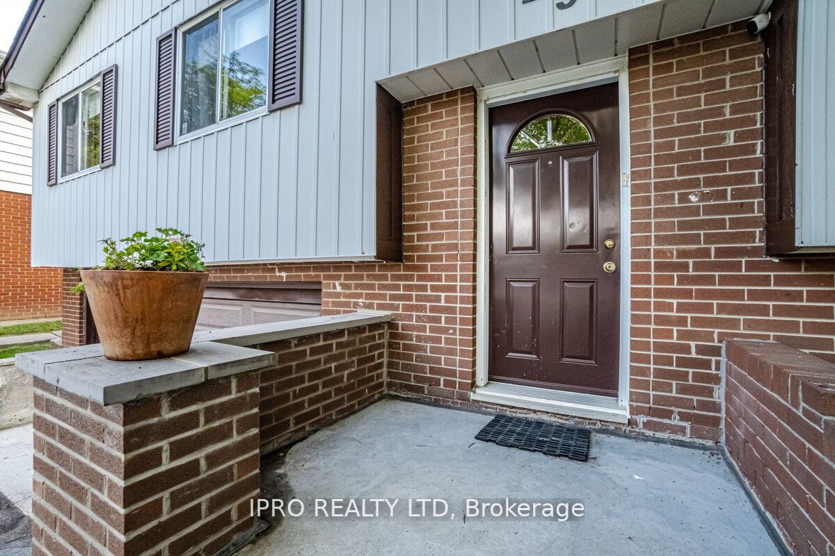 219 Rutherford Road N