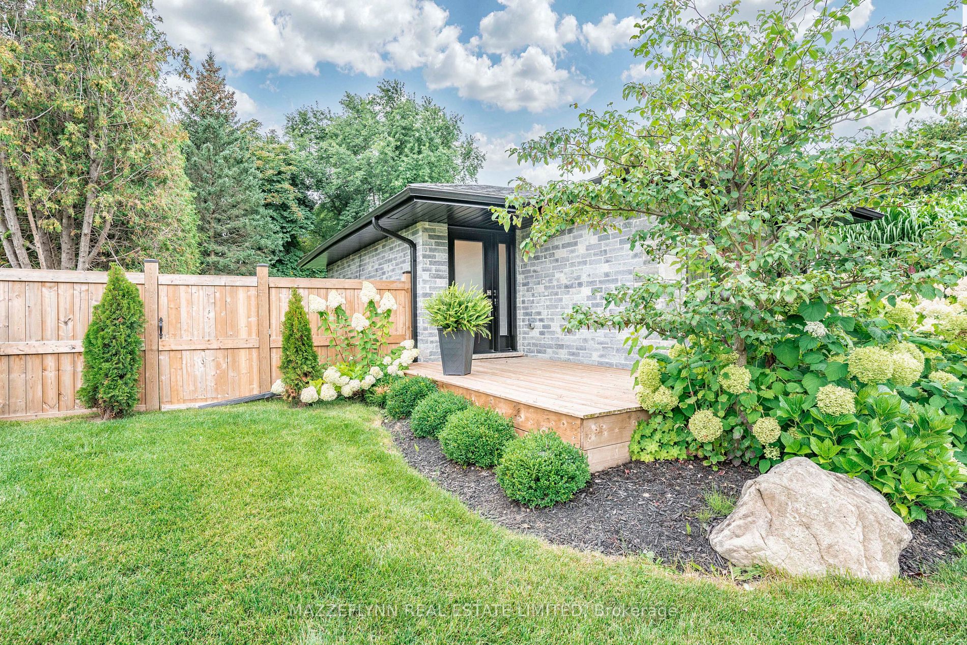 11 Maple Grove Rd