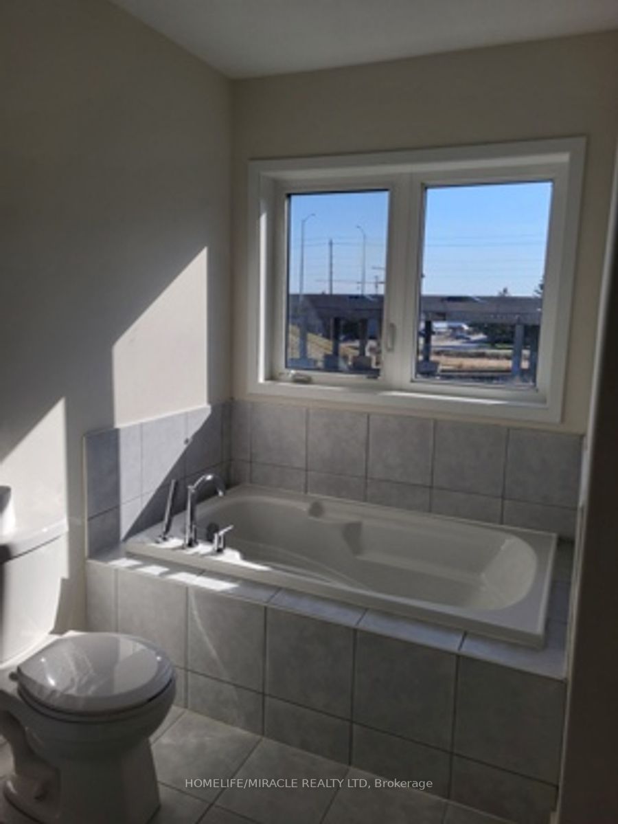 3 Lambert Lane N